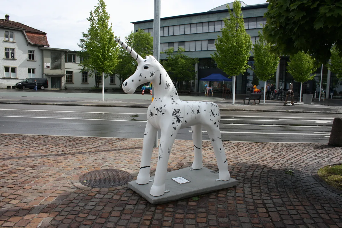 Ein Einhorn steht vor dem Dübendorfer Stadthaus.